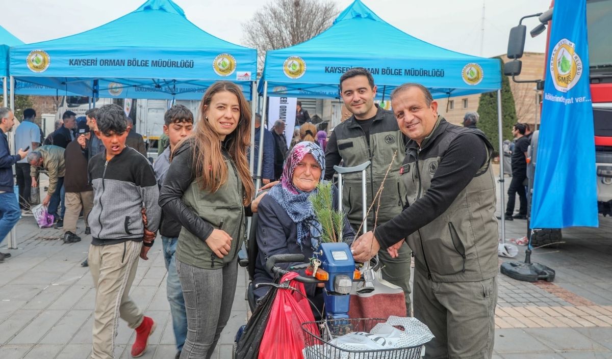 Kayseri Cumhuriyet Meydanı’nda Fidan Için Sıraya Girdiler! Binlerce Kişiye Dağıtıldı! (3)