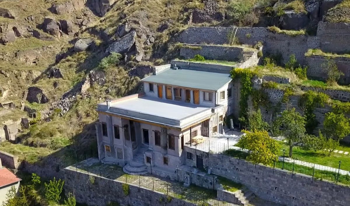 Kayseri’de Ali Dağı’nın Yamacında Muhteşem Konak! Rekor Fiyata Satılıyor (4)