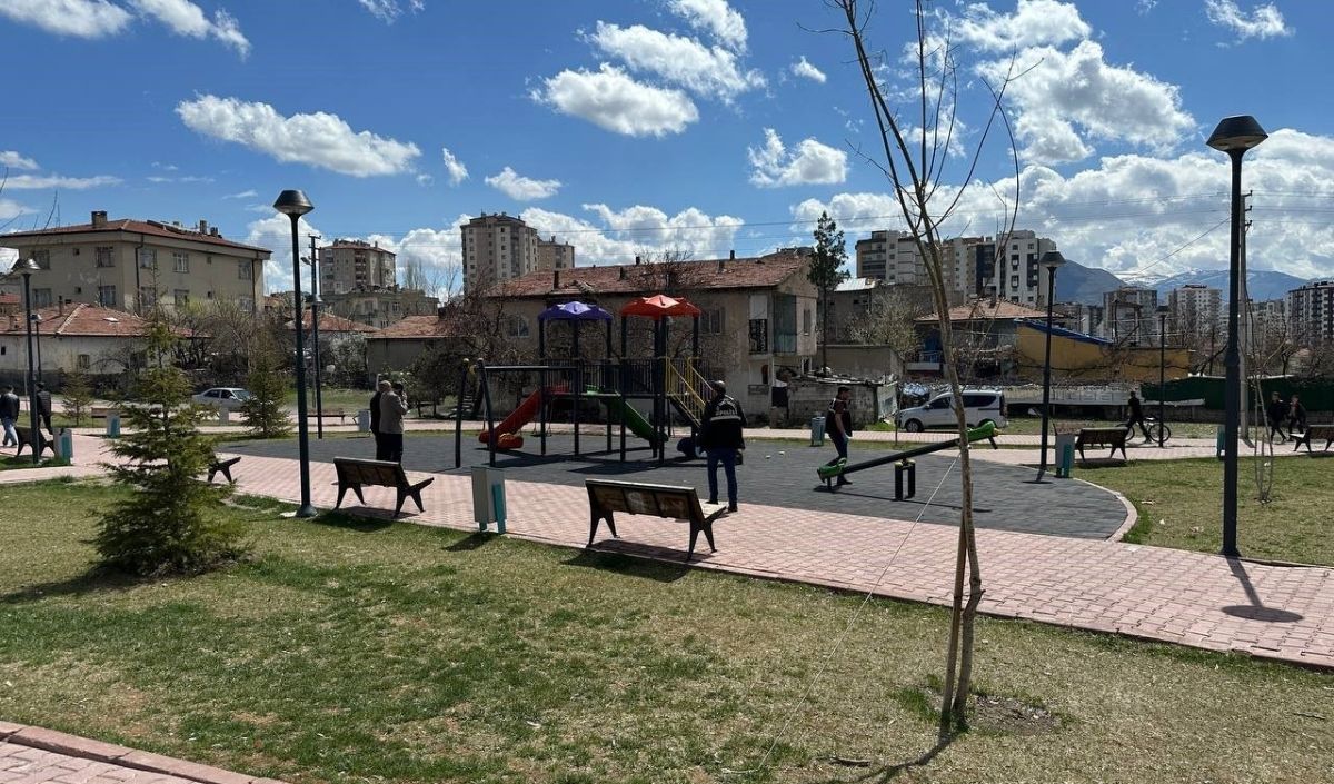 Kayseri'de Çocuk Parkında Kavga! 14 Yaşındaki Çocuk Göğsünden Bıçaklandı (2)