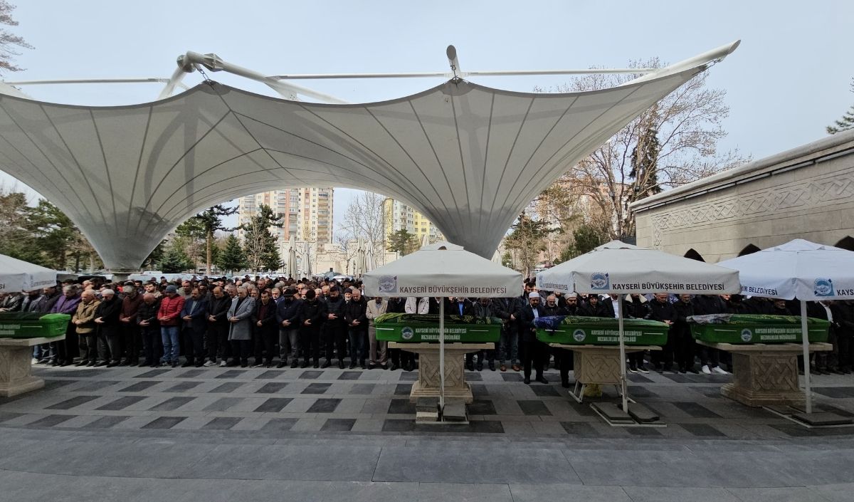 Kayseri'de Kızı Tarafından Katledilen Anne Son Yolculuğuna Uğurlandı! (3)