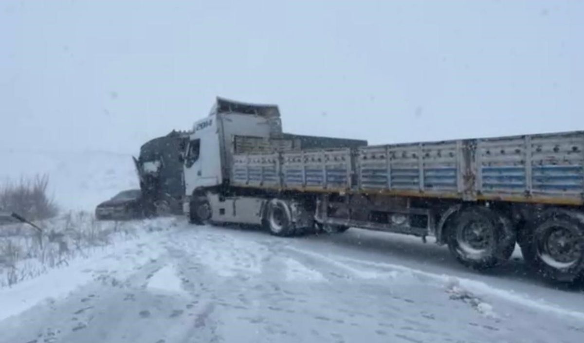 Kayseri'de O Yolda Üst Üste Kaza! Belediye Aracı Ile Otomobil Çarpıştı (3)