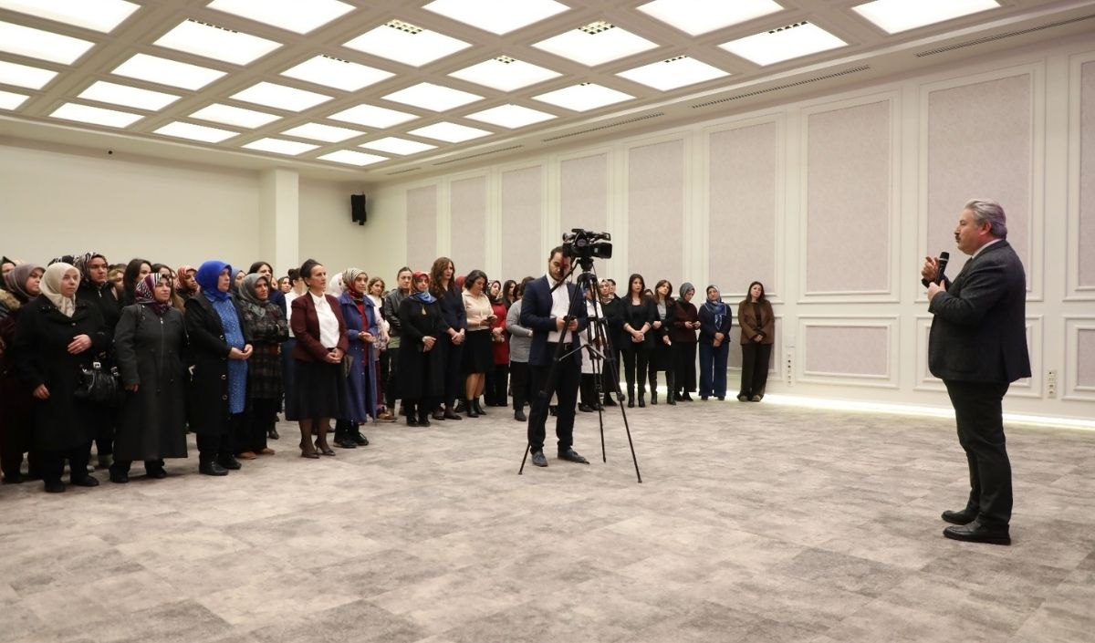 Kayserili Başkan Belediyede Çalışan Kadınlar Ile Bir Araya Geldi! İşte Sebebi (1)