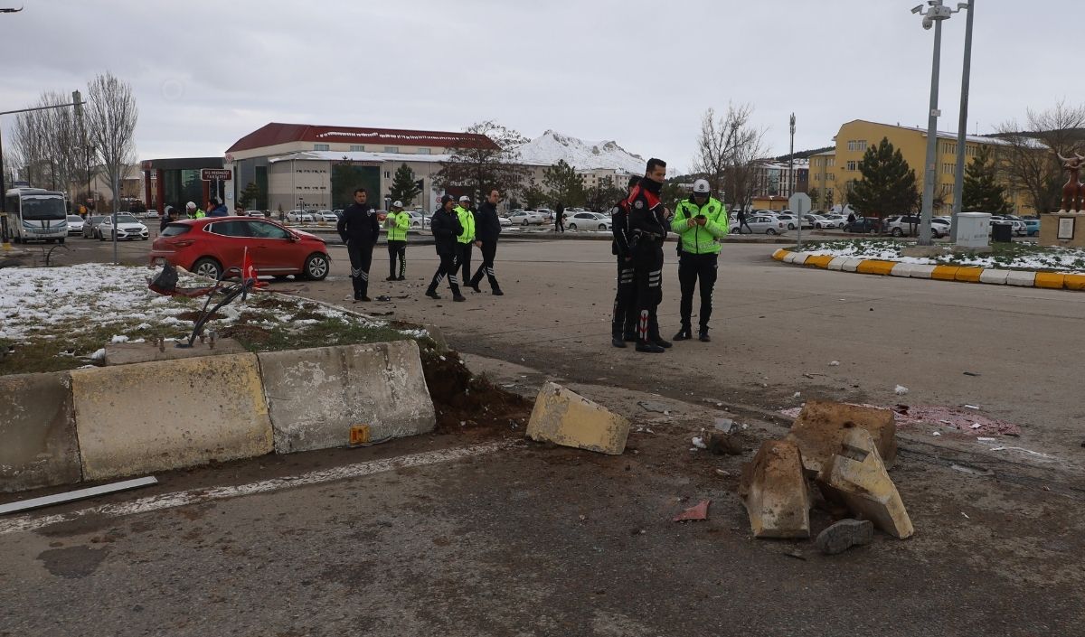 Kaza Yapan Araçların Arasında Kalan Üniversite Öğrencisi Hayatını Kaybetti! (3)