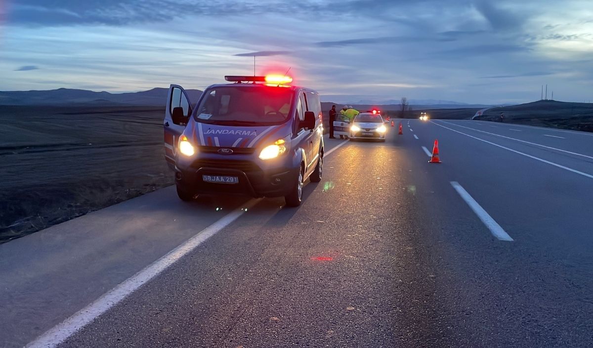Kazaya Yardım Etmek Için Durdu! Kayserili Tır Sürücüsü Başka Bir Kazaya Sebep Oldu (3)