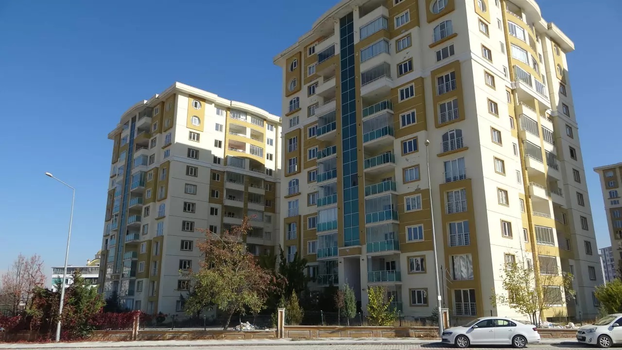 Kişisel Satışlar ve Sistemin Amacı
Yeni düzenleme, bireysel olarak aracını satmak isteyenler için farklı bir yol çiziyor. Kişisel satışlarda ise araç sahibinin kendisi ya da birinci ve ikinci derece yakınları, herhangi bir yetki belgesi gerekmeden ilan verebiliyor. Bu istisna, bireysel kullanıcıların mağduriyet yaşamaması için getirildi. Ancak bunun dışında kalan kişiler aracı satmak istediğinde ilan siteleri üzerinden satış gerçekleştiremeyecek. Uygulamanın genel hedefi net: hem emlak hem otomotiv sektöründeki sahte ilanların ve dolandırıcılık faaliyetlerinin önüne geçilmek isteniyor. Sistem, dijital platformlarda daha güvenli bir alışveriş ortamı yaratmayı amaçlıyor.