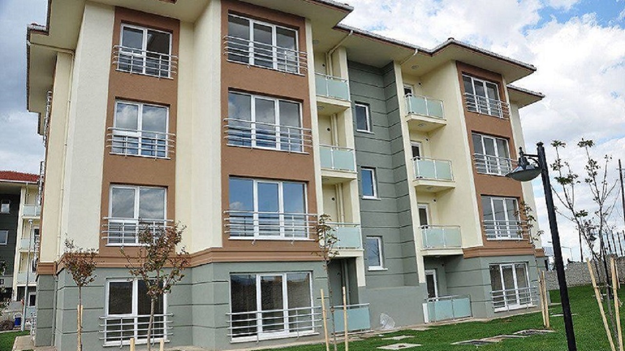 Artık bundan böyle 2023, 2024 ve 2025 model araçlara ilişkin ilanlar yalnızca yetki belgesi bulunan kişiler tarafından yayınlanabilecek. Daha eski model araçları da kapsayacak şekilde tüm model yıllarını içeren ilanlar için gerekli yetki belgesinde zorunluluk ise 2 Haziran 2025 tarihinden sonra itibaren yürürlüğe girecek. Bu tarihten sonra yetki belgesi olmayan kişiler, ticari amaçla ilan yayınlayamayacak.