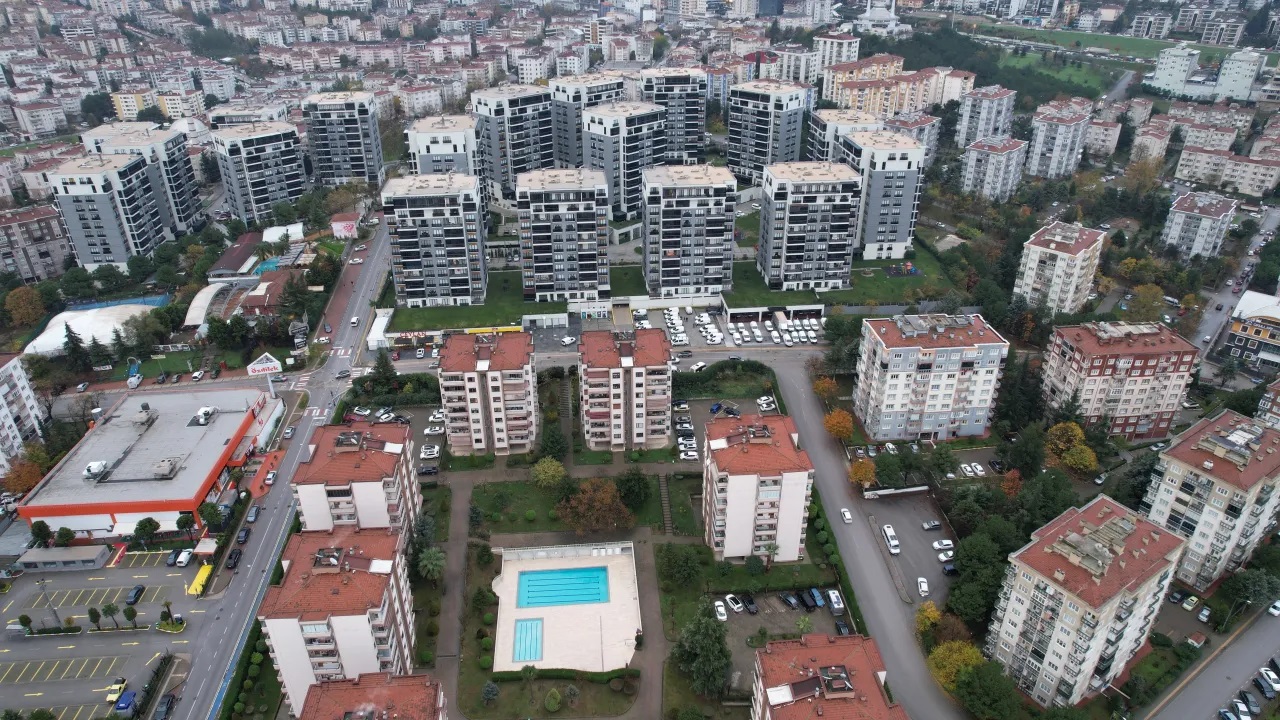 Konut İlanlarında Doğrulama Zorunluluğu Genişledi
Konut satış ilanları da yeni doğrulama sistemine dahil edildi. Daha önce 1 Ocak'tan bu yana kiralık ilanlar için geçerli olan sistem, 7 Nisan itibarıyla satılık ilanları da kapsamış oldu. Bu tarihten sonra satılık ilanı yayınlamak isteyen mülk sahipleri, ilan verebilmek için mal sahibi olduklarını e-Devlet üzerinden doğrulamak zorunda kalacaklar. Yine mülk sahiplerinin yetkilendirdiği kişiler de satılık konut ilanı oluşturabilecek. Bu adım, konut piyasasındaki ilanların güvenilirliğini artırmayı amaçlıyor.