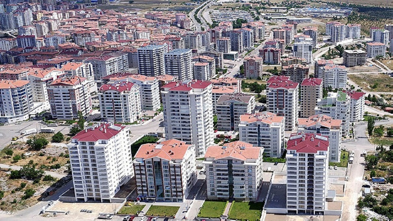 Yeni düzenlemenin temel amacı, dijital ortamlardaki ilanlarda güvenilirliği artırmak ve dolandırıcılık riskini azaltmaktır. İkinci el piyasasındaki aktörler bu yeni dönemin detaylarını öğrenmeye çalışıyor.

