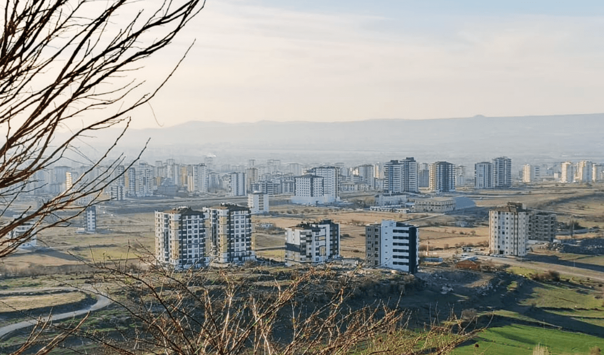 Uygun Ödeme Seçenekleriyle Ev Sahibi Olma Fırsatı
TOKİ Mardin Midyat projesi, dar gelirli vatandaşların ev sahibi olabilmesi için uygun ödeme seçenekleri sunuyor. En uygun 2+1 daireler 495.570 TL peşinat, 120 ay vade ve 12.389 TL taksitten başlayan fiyatlarla satışa sunulacak. 