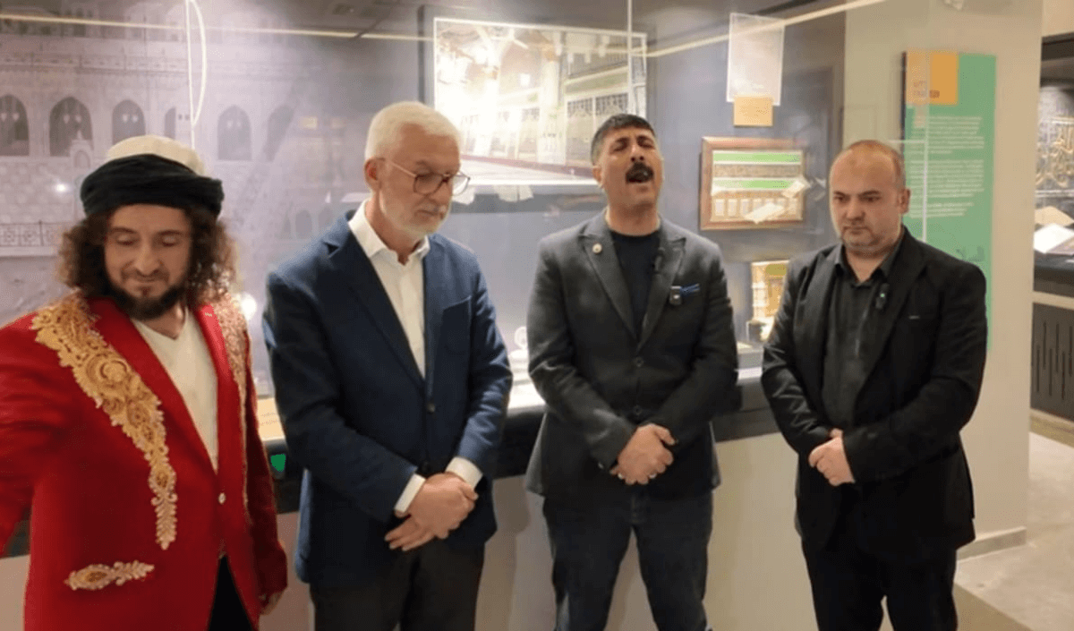 Kayserili ünlü şarkıcı kutsal emanetlere gitti! Kuran okuduğu anlar dikkat çekti