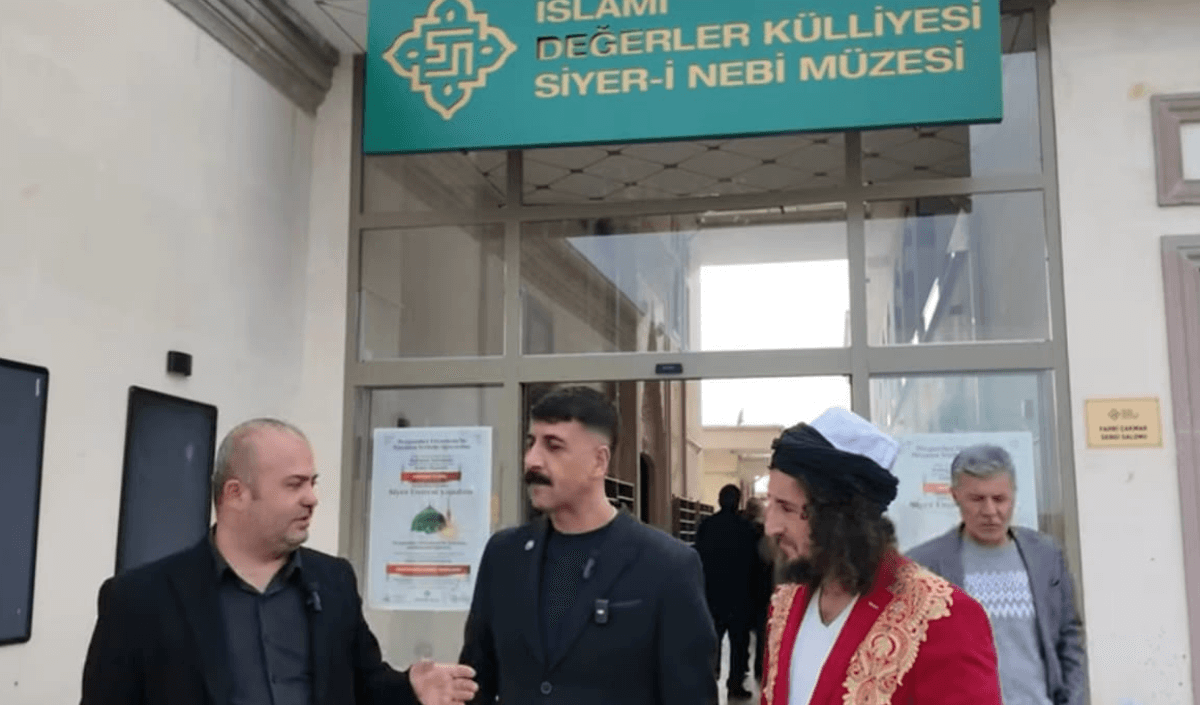 Kayserili ünlü şarkıcı kutsal emanetlere gitti! Kuran okuduğu anlar dikkat çekti