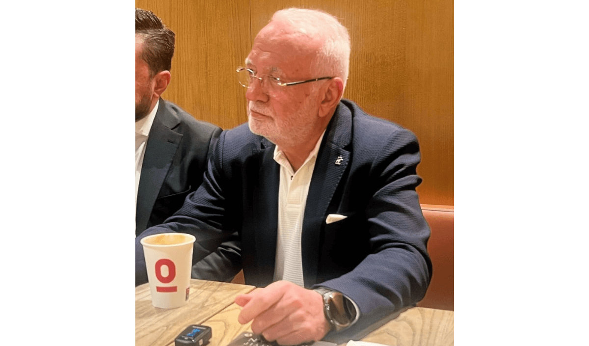 Boykot çağrısının ardından Mustafa Elitaş Espressolab’ta kahve içerken poz verdi!