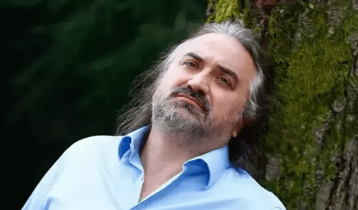 Sahnede fenalaşan ünlü sanatçı Volkan Konak hayatını kaybetti!