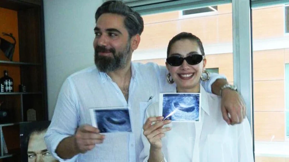 Aldatıldığı söyleniyordu! Neslihan Atagül ilk bebeğini kucağına aldı!