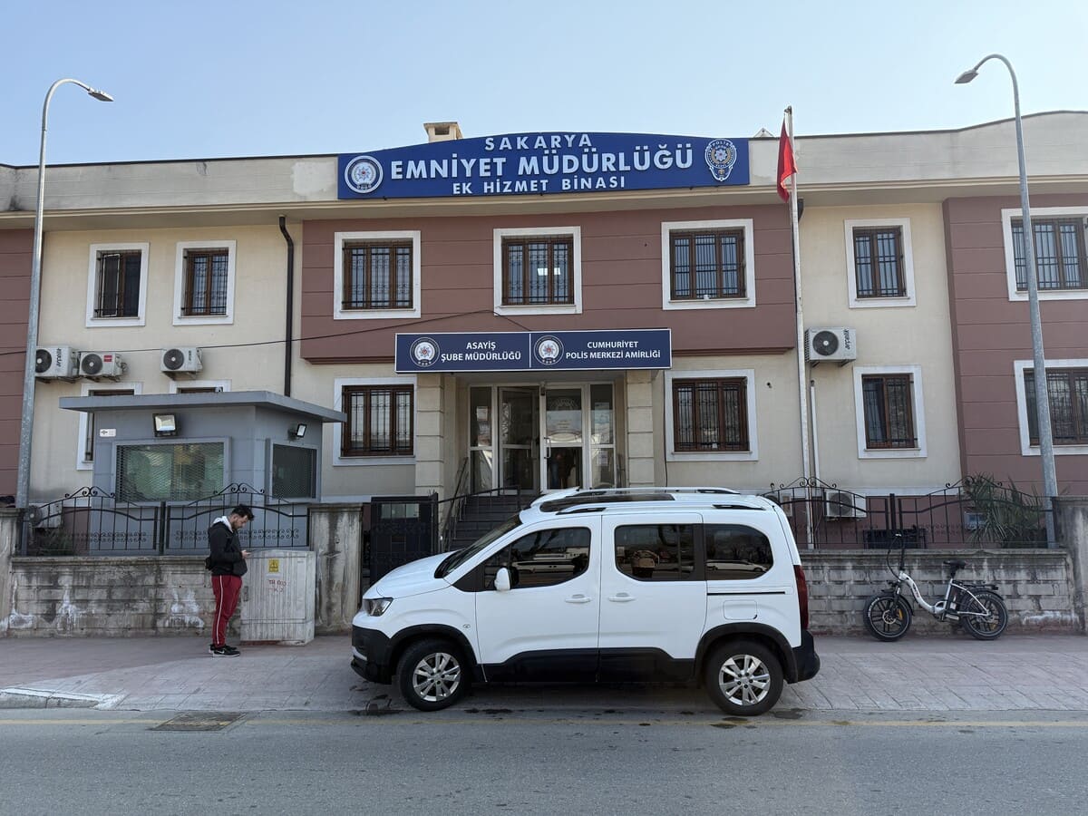 Okul Müdürünün Boğazını Kesti (4)