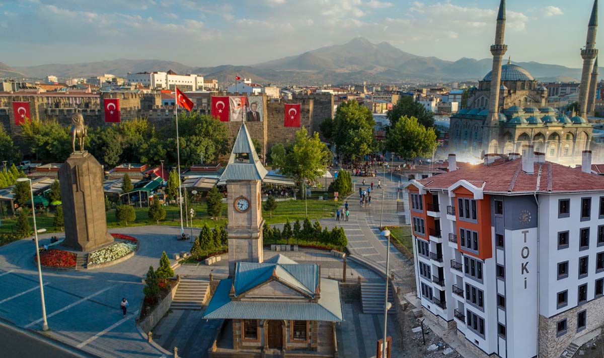 TOKİ Mardin Midyat Projesi: Yeni Konutlar Alıcılarını Bekliyor
TOKİ, Mardin'in Midyat ilçesi Ortaçarşı Mahallesi'nde inşa edilecek 354 konutluk projede 41 adet dairenin satışa çıkarılacağını duyurdu. Bu dairelerin 26'sı 2+1, 15'i ise 3+1 olarak tasarlandı.