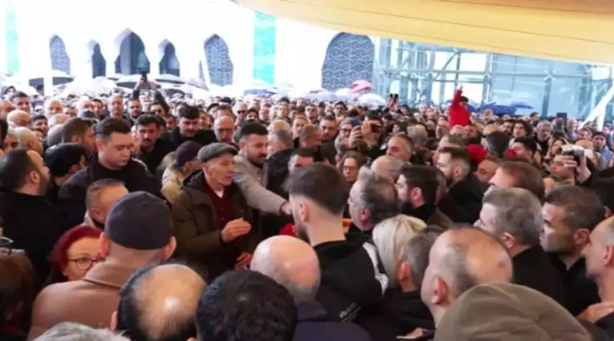Ünlü sanatçı Volkan Konak’ın cenaze töreninde mide bulandıran olay!