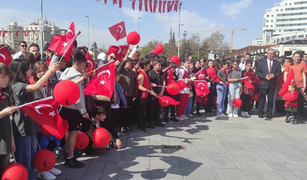 23 Nisan Kayseri'de Kutlanıyor Çelenk Sunumu (5)