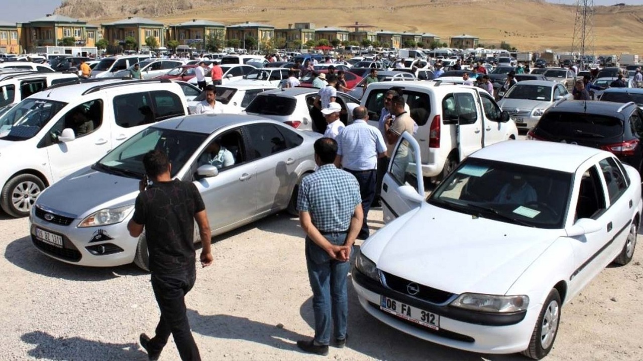 Polis Çevirmesinde Ceza ve Trafikten Men Tehlikesi
Plakasında vida bulunan sürücüler sadece muayenede değil, herhangi bir trafik denetiminde de sorun yaşayacak. Yönetmeliğe aykırı plaka takmaktan dolayı 3.809 TL idari para cezası uygulanacak. Bu durum, sadece ceza ile sınırlı kalmayabilir; plakası uygunsuz olan araç trafikten men edilebilecek. Bu nedenle araç sahiplerinin plakalarını kontrol ettirmesi ve uygunsuzluk durumunda yenilemesi önem taşıyor.