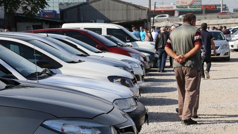 Türkiye genelinde trafiğe kayıtlı 32 milyondan fazla aracı ilgilendiren önemli bir değişiklik yürürlüğe girdi. TÜVTÜRK, araç muayene kurallarını güncelleyerek plaka üzerinde vida bulunan araçların muayeneden geçemeyeceğini duyurdu. Bu yeni düzenleme ile plaka üzerindeki vidaların "ağır kusur" olarak kabul edilmesi, araç sahiplerini harekete geçirdi. Plakalarında vida bulunan sürücüler, hem muayene süreçlerinde sorun yaşayacak hem de trafik denetimlerinde 3 bin 809 TL para cezasıyla karşı karşıya kalabilecek.

