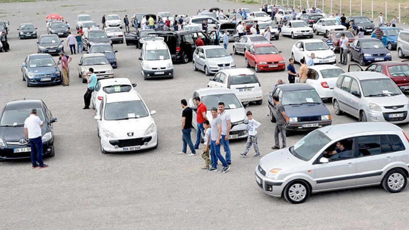 HGS ve Radar Sistemlerinde Karışıklık Önlenmek İsteniyor
Yapılan değişikliğin arkasında, özellikle Hızlı Geçiş Sistemi (HGS) ve trafik denetim kameralarının plaka okuma performansındaki düşüş yer alıyor. Harf ya da rakamların okunmasını zorlaştıran vida, yansıtıcı film, boya ve benzeri müdahaleler, artık sistemsel sorunlara neden olduğu gerekçesiyle tolerans dışı bırakıldı. Bu sayede sistemlerin daha verimli çalışması hedefleniyor.