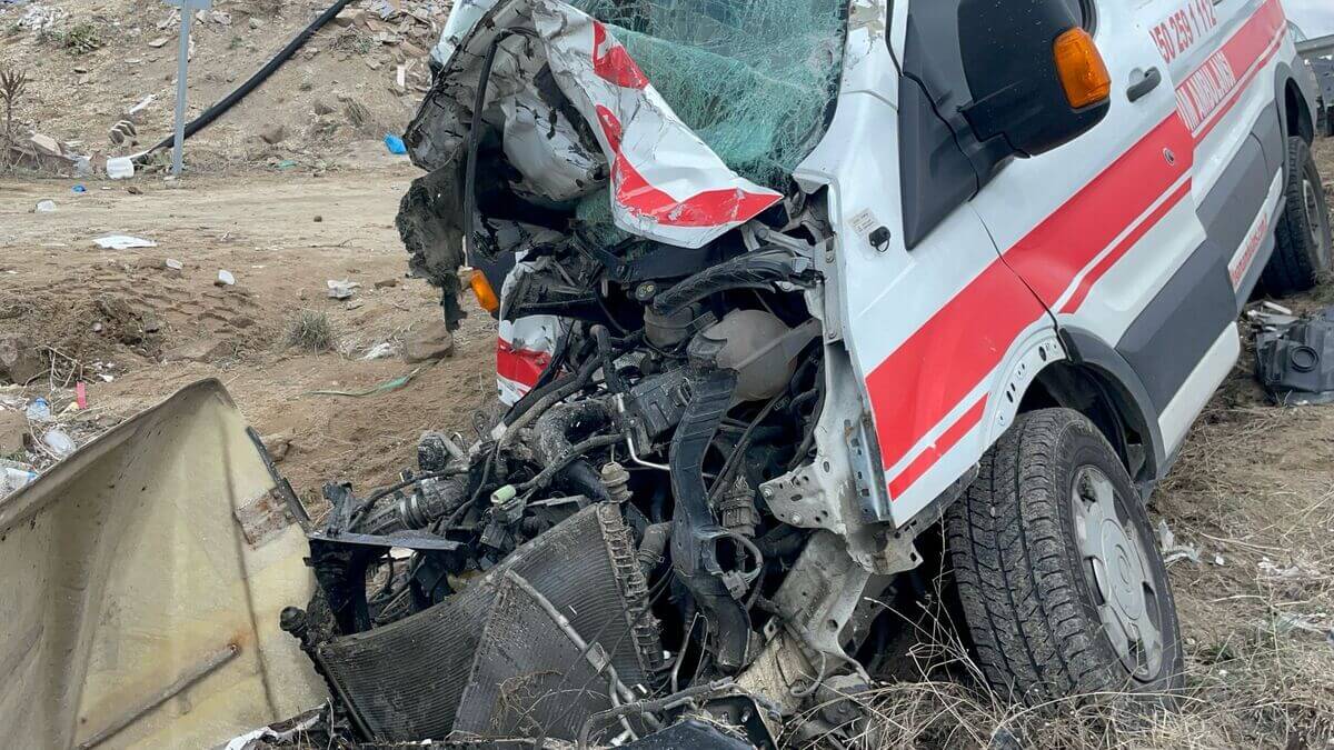 Kayseri yolunda ortalık savaş alanına döndü! Ambulans kamyonete çarptı!