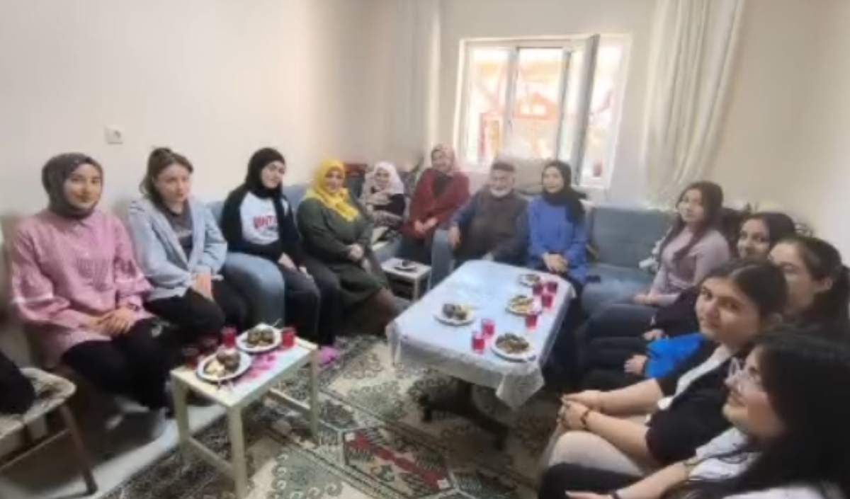 90 Yaşındaki Bünyanlı Nine 23 Nisan Şiiri (2)