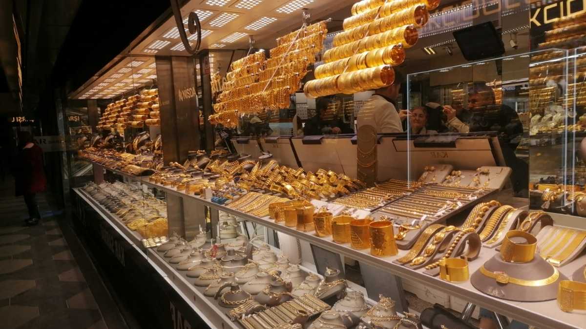 Gelinlerin Takı Tercihleri ve Güvenilir Alışverişin Önemi
Düğün sezonunda gelinlerin takı tercihleri de merak konusu oluyor. Timuçin Sönmez, gelinlerin genellikle kendi bireysel zevklerini ve kıyafet tercihlerini ön planda tutarak takı seçimi yaptıklarını belirtti. Bu seçimlerin ekonomik koşullardan ziyade estetik kaygılara dayandığını ifade eden Sönmez, "Gelinler, kıyafet tercihlerine uygun takı seçiyor. Bu seçimler ekonomik koşullardan çok estetik tercihlere dayanıyor. Ancak burada önemli olan, güvenilir kuyumculardan alışveriş yapılmasıdır. Ucuz altın diye bir şey yoktur, düşük fiyatlı ürünlere karşı dikkatli olunmalı." ifadelerini kullanarak, tüketicileri bir kez daha uyardı. Düşük fiyatlı altınların sahte olma riskinin yüksek olduğu ve bu tür ürünlere karşı temkinli yaklaşılması gerektiği vurgulandı.