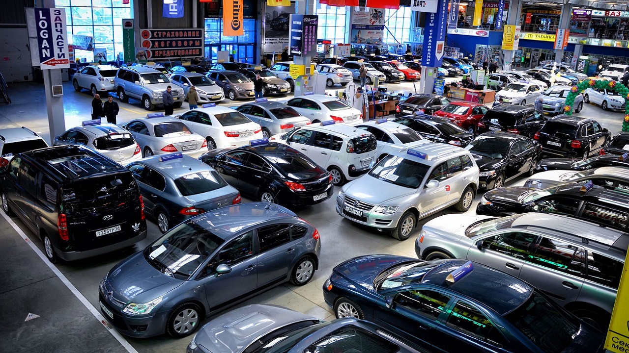 Markalar Manuel Vitesi Portföylerinden Çıkarıyor
Bazı büyük otomobil üreticileri, manuel şanzımanlı araç üretimini tamamen durdurma kararı aldı. Lexus, Mercedes, Tesla ve Volvo gibi global markalar artık manuel vites seçeneği sunmuyor. Bu markalara 2025 yılı itibarıyla Mini ve Land Rover da katılacak ve sadece otomatik şanzımanlı modeller üretecekler.
