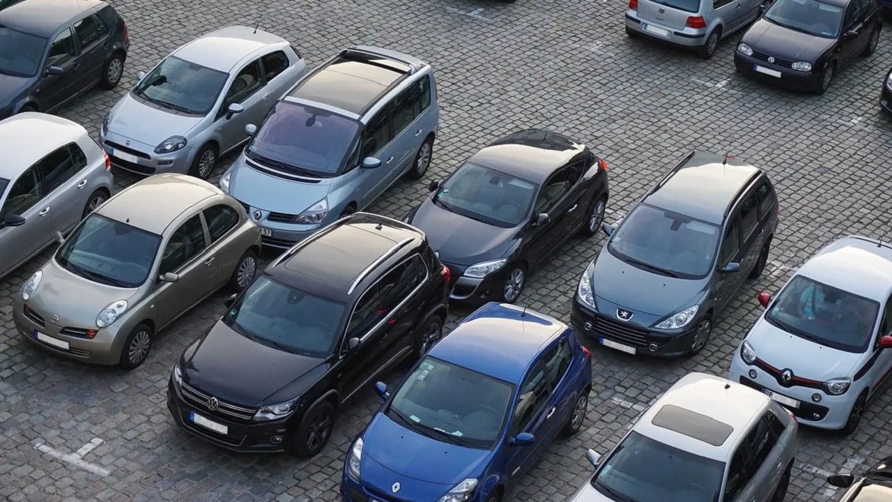 Avrupa Birliği (AB), karbon salımını azaltma hedefi doğrultusunda içten yanmalı motorlu araçlara yönelik kısıtlamalarını sıkılaştırıyor. 2035 itibarıyla bu motor tiplerinin yasaklanmasını öngören düzenleme kapsamında, ilk adım olarak dizel araçlara ek vergi uygulaması bu yıl hayata geçirilecek. Bu kararın, özellikle çevreye daha fazla zarar verdiği belirtilen motorin yakıtlı araçları hedef aldığı vurgulanıyor.