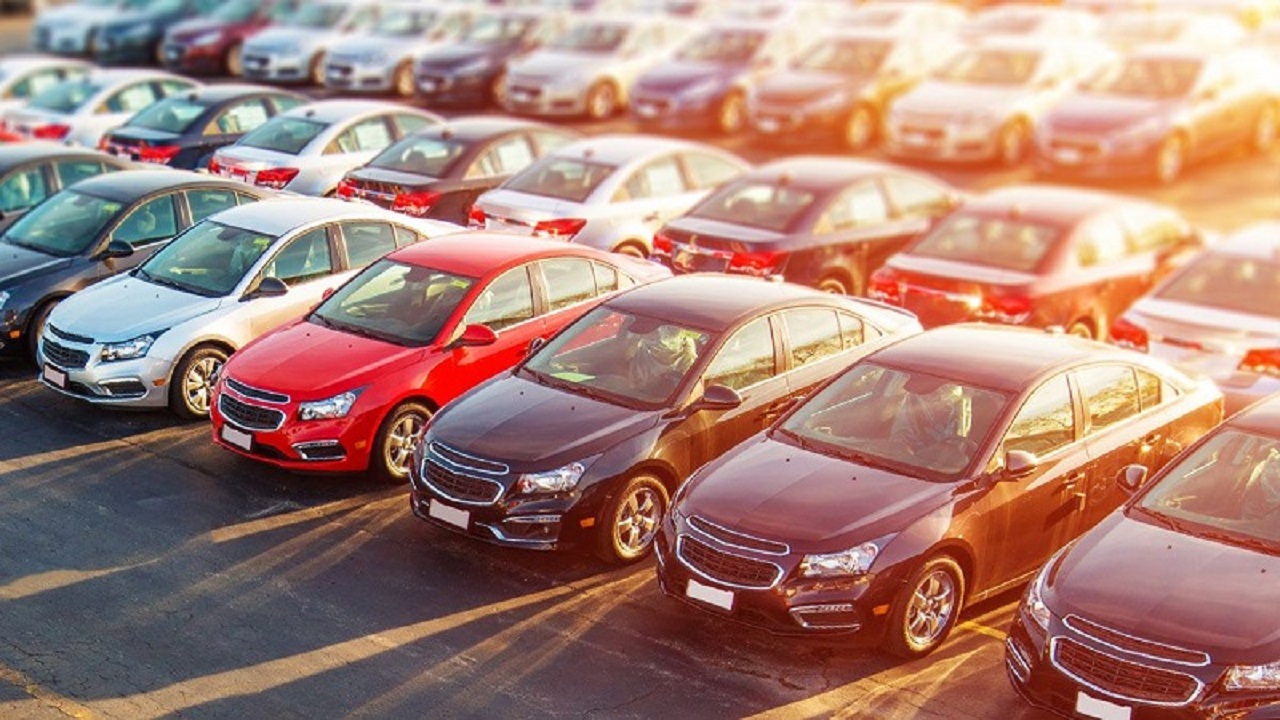 Otomotiv sektörü, elektrikli mobiliteye geçiş ve otomatik şanzıman teknolojilerinin yaygınlaşmasıyla hızla dönüşüyor. Bu dönüşüm, özellikle manuel vitesli araçların konumunu zayıflatıyor. Artık tüketiciler, daha az yakıt tüketen elektrikli araçları ve sürüş kolaylığı sunan otomatik şanzımanlı modelleri daha çok tercih ediyor. Bu durum, yıllardır yolların hakimi olan manuel vitesli otomobiller için sonun başlangıcı anlamına gelebilir.

