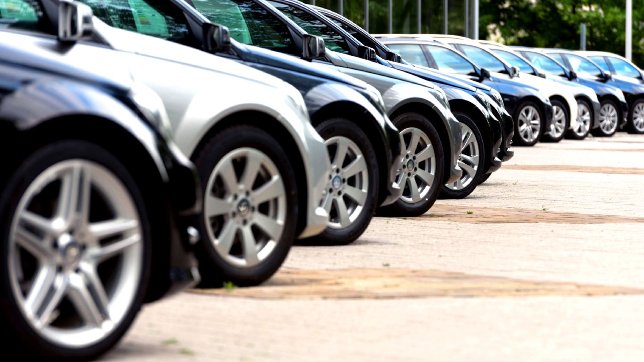 Elektrikli Araçlar Ön Plana Çıkıyor
Son yıllarda elektrikli otomobillerin yaygınlaşmasıyla birlikte, birçok ülke karbon emisyonlarını düşürmek için içten yanmalı motorlara yönelik ek kısıtlamalar getiriyor.