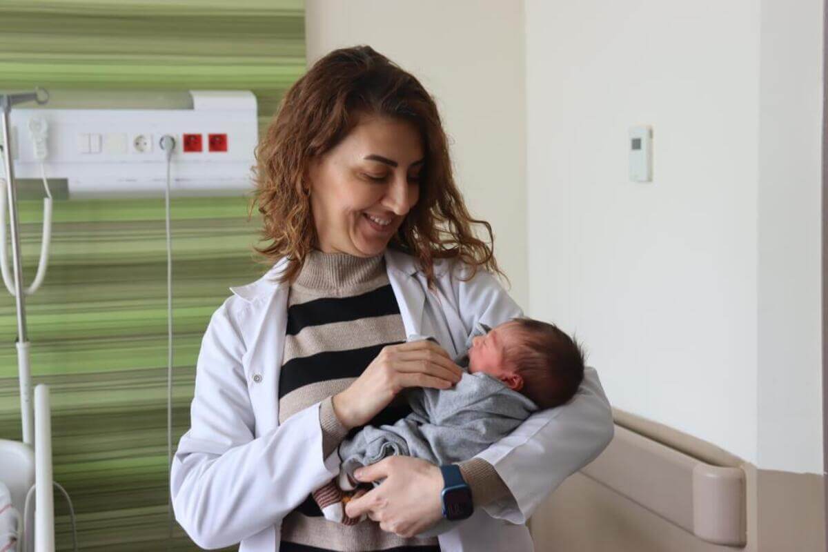 Kayseri Şehir Hastanesi’nde altın yumurta ile anne oldu!