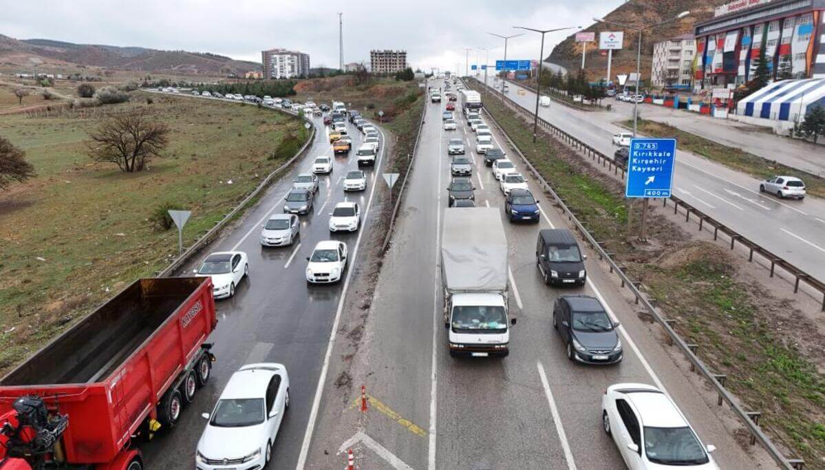 Kayseri’ye doğru yola çıkan tatilciler dikkat! Kilit Kavşak’ta sürücülerin zor anları!
