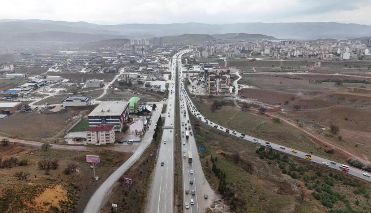 Kayseri’ye doğru yola çıkan tatilciler dikkat! Kilit Kavşak’ta sürücülerin zor anları!