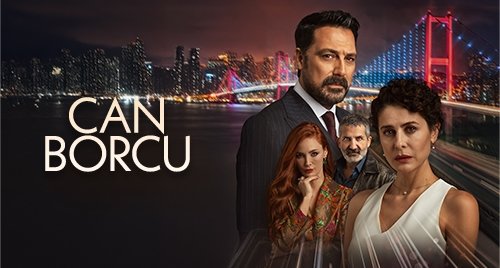 18. Bölümde Neler Olacak?

Bölüm fragmanı, dizinin tansiyonunun daha da yükseleceğini gösteriyor. Handan’ın, “Benim hayatım, benim kararlarım. Kimse benim niyetimi sorgulayamaz!” sözleriyle isyankar duruşu dikkat çekiyor. Rüzgar’ın Handan ve Mehmet’i ayırmak için harekete geçtiği, bu planların aile içinde yeni çatışmalara yol açacağı anlaşılıyor. Emel’in oyunları ise hız kesmeden devam ediyor. Mehmet ve Handan’ı köşeye sıkıştırmak için yeni hamleler yapıyor. Doğa’nın sağlık durumuyla ilgili belirsizlik, izleyicileri merak içinde bırakırken, bölümün olaylı ve duygu yüklü olacağı kesin. 3 Mayıs Cumartesi akşamı saat 20.00’de ATV’de yayınlanacak yeni bölüm, aile sırlarının daha fazla açığa çıkacağına işaret ediyor.