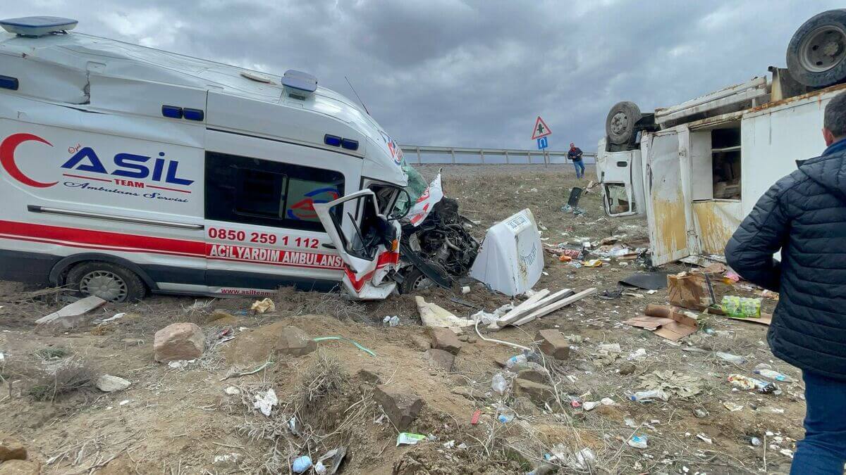 Kayseri yolunda ortalık savaş alanına döndü! Ambulans kamyonete çarptı!