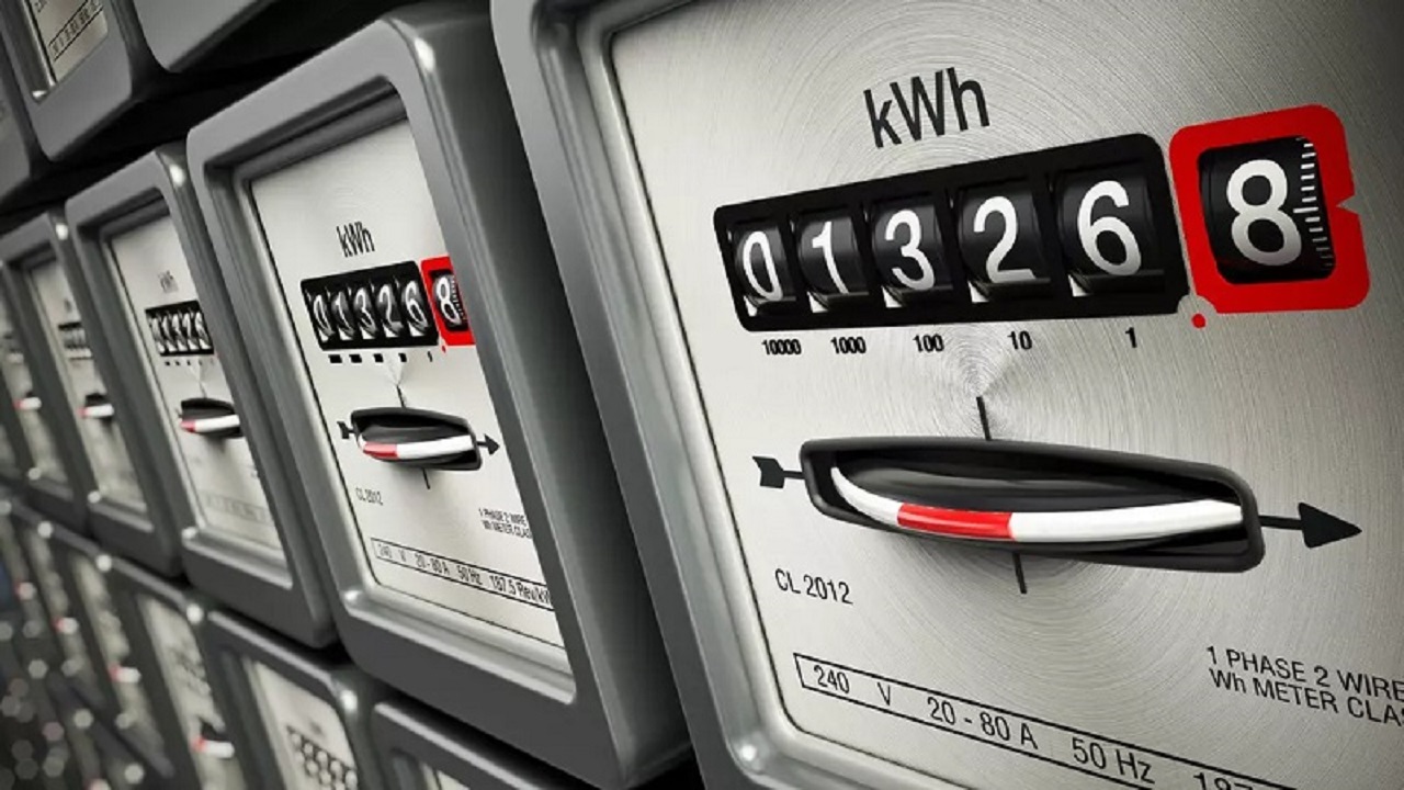Doğalgaz ve Elektrik Faturalarında Destek Oranları Ne Anlama Geliyor?
Doğalgaz faturaları için belirlenen devlet destek oranı yüzde 65 olarak açıklandı. Bu, doğalgaz faturasının önemli bir kısmının devlet tarafından karşılanacağı anlamına geliyor. Elektrik faturalarında ise destek oranı, hane halkının tüketim düzeyine göre değişiyor. Aylık tüketimi 417 kilovatsaatin altında olanlar için yüzde 60 destek sağlanırken, tüketimi bu sınırın üzerinde olanlar için ise yüzde 40 destek uygulanacak. 