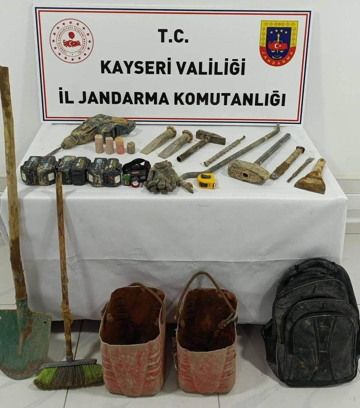 Develi’de kaçak kazı yapan şüpheliler suçüstü yakalandı!