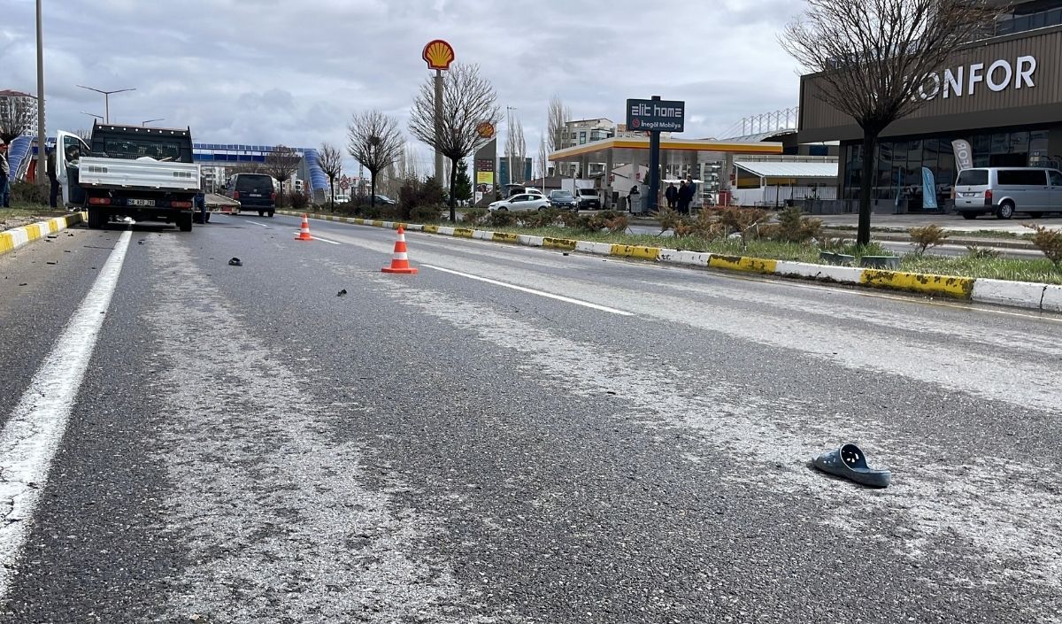 Feci̇ Kaza! Kamyoneti̇n Çarptiği Kadin Hayatini Kaybetti̇ (1)