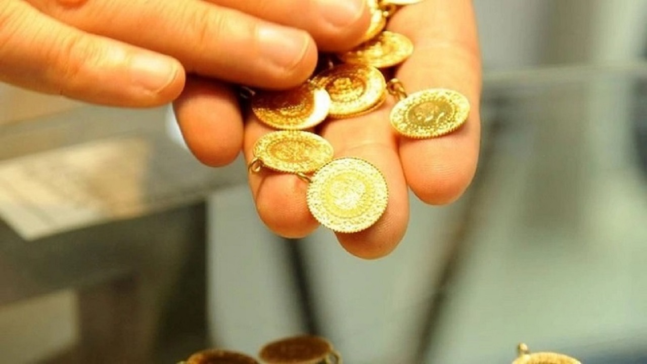 Geçer, “Rakamlar hızla bozuluyor. Bu nedenle de dolarda önümüzdeki süreçte ciddi hareketler göreceğiz. Dolar kuru 60, 70 seviyelerine yükselebilir, hatta tutulamazsa 100 TL’nin üzerine çıkabilir” ifadelerini kullandı.