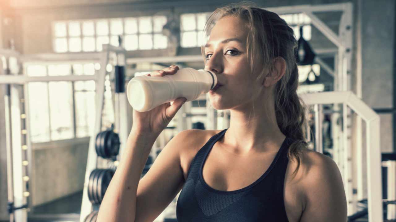 Proteinin Vücuttaki Kullanımı Moleküler Düzeyde İzlendi

Araştırmanın en dikkat çekici yönü, kullanılan ölçüm yöntemi oldu. Katılımcılara her gün döteryumlu su (D₂O) içirildi. Bu yöntemle, vücudun proteini nasıl işlediği moleküler düzeyde izlendi. Araştırmacılar, bu sayede hangi protein türünün kas sentezinde daha etkili olduğunu ayrıntılı bir şekilde analiz etti.
Deney sonunda yapılan bacak kası biyopsileri çarpıcı sonuçlar ortaya koydu. Hayvansal ve bitkisel proteinler arasında kas gelişimi açısından anlamlı bir fark tespit edilmedi. Ayrıca, proteinin gün içinde eşit ya da dengesiz alınmasının kas gelişimine belirgin bir etkisi olmadığı görüldü.