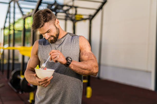 Öğün Düzeni ve Egzersiz İncelemesi

Araştırmacılar, sadece protein türünü değil, proteinin gün içindeki dağıtımını da mercek altına aldı. Bazı katılımcılar günde üç öğünde eşit miktarda protein alırken, diğerleri beş öğünde ancak dengesiz bir dağılımla beslendi. Böylece proteinin ne zaman ve nasıl tüketildiğinin kas gelişimine etkisi de değerlendirildi.