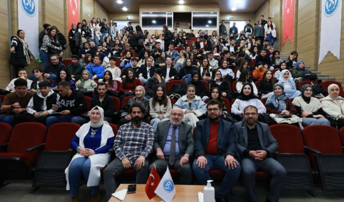 Kayseri Üniversitesi Develi Kampüs Öğrenciler Ve Rektör Kurtuluş Karamustafa