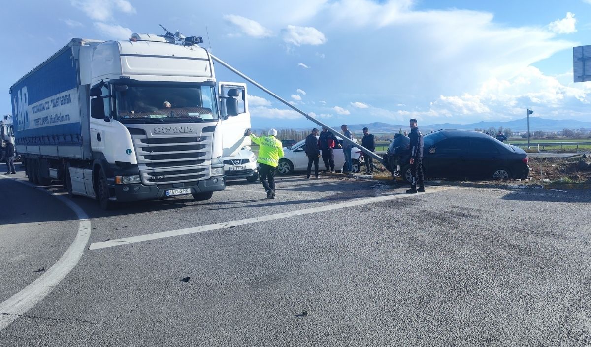 Kayseri Yolunda Kaza 3'Ü Çocuk 6 Yaralı (2)