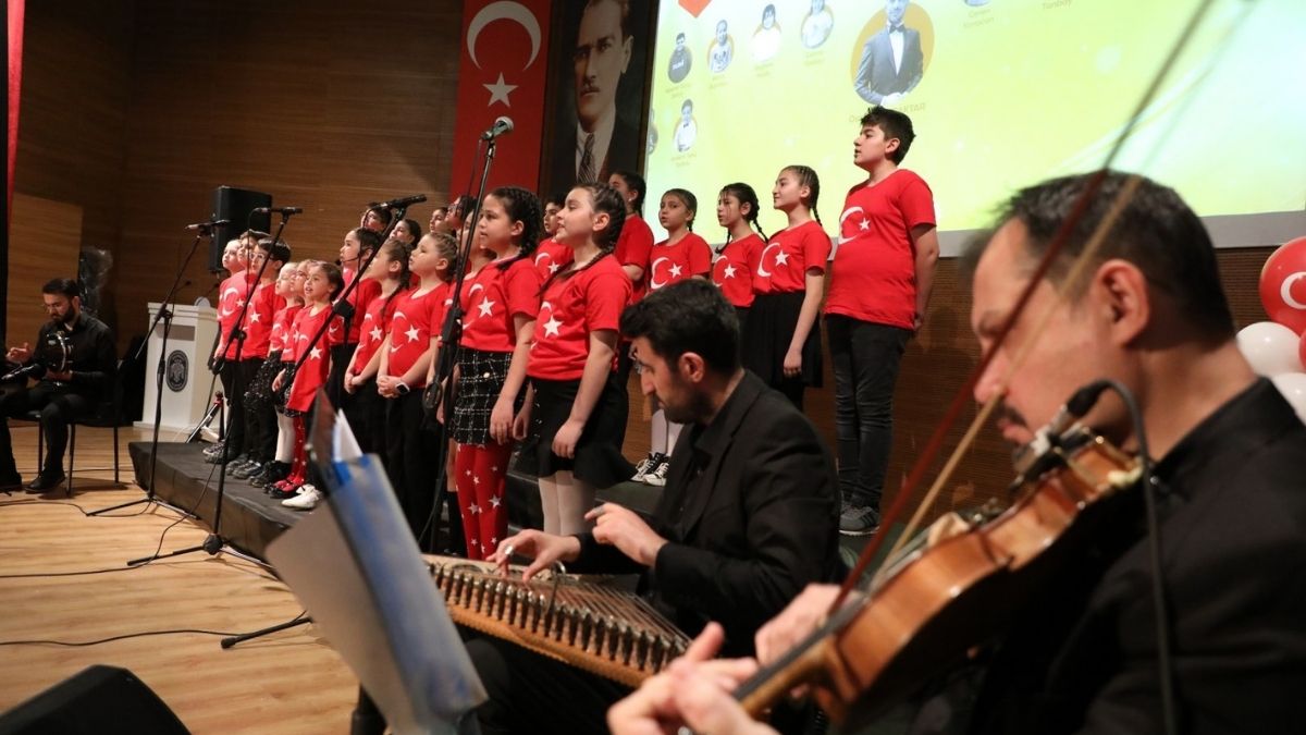 Kayseri'de 23 Nisan'a Özel Koro! Bu Kez Çocuklar Söyledi (2)