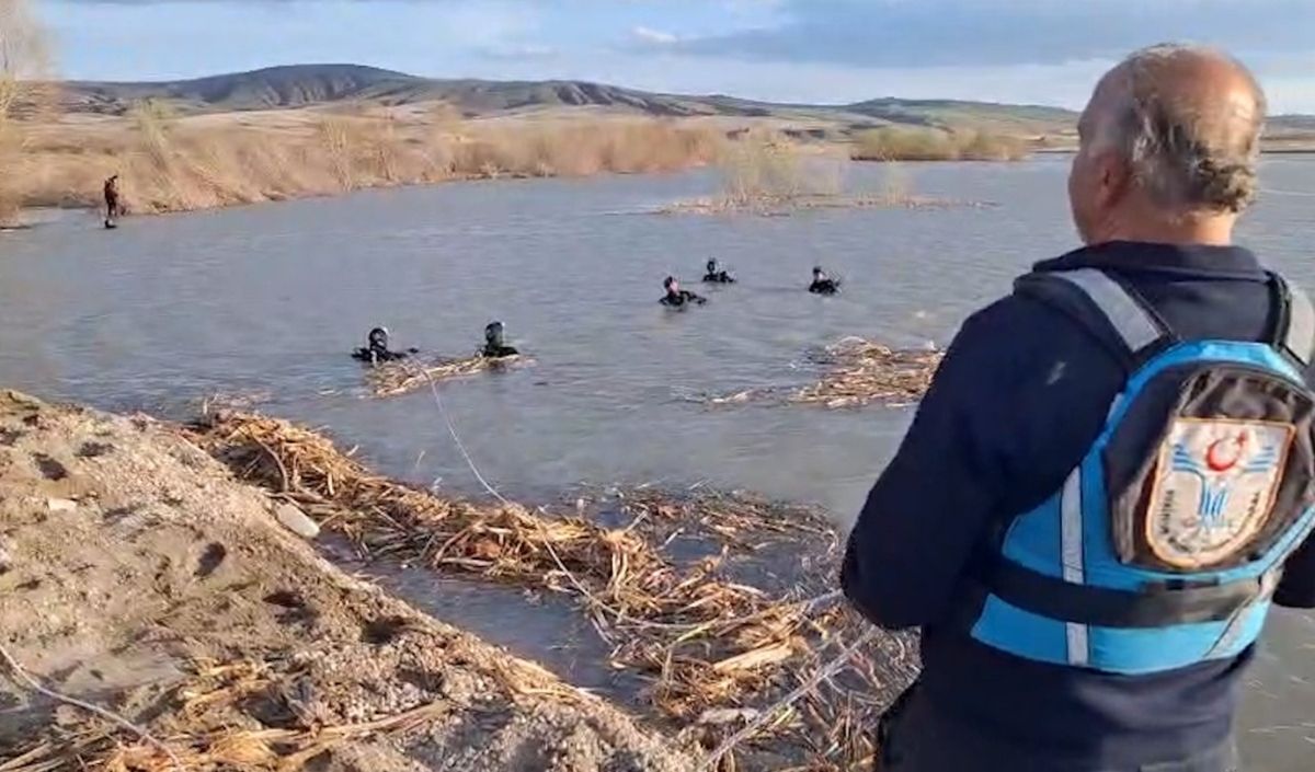 Kayseri'de Kızılırmak'a Düşen Genç Için Çalışmalar Duraklatıldı! Sabah Devam Edecek (4)