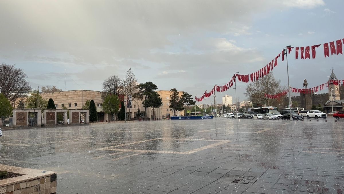 Kayseri'ye Yakışmad! Cumhuriyet Meydanı Sular Altında Kaldı (3)