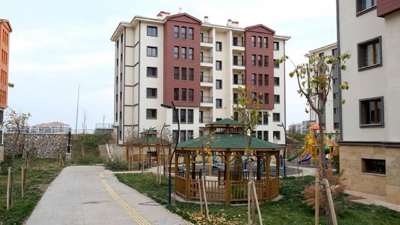 Başvuru Şartları ve Tarihleri
TOKİ'nin Çorum Uğurludağ projesindeki dairelere başvuru yapmak isteyenlerin bazı şartları taşıması gerekiyor. Başvuru yapacak kişilerin T.C. vatandaşı olması ve 18 yaşını tamamlamış olması gerekiyor. Ayrıca, kişinin kendisi, eşi ve velayeti altındaki çocuklarından oluşan hane halkı için sadece bir başvuru yapılabilecek. Başvurular, 28 Nisan 2025 - 07 Mayıs 2025 tarihleri arasında T.C. Ziraat Bankası A.Ş. Türkiye geneli tüm şubelerinden yapılabilecek. Başvuru bedeli ise 10.000 TL olarak belirlendi.