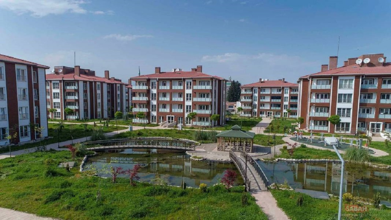 Aidat Artışlarına Şeffaflık ve Denetim Zorunluluğu
Yeni düzenleme kapsamında, aidat artışları artık keyfi bir şekilde yapılamayacak. Aidat oranları, yalnızca kat malikleri genel kurulunda onaylanan bütçelerle belirlenecek ve bu süreç tamamen denetime açık olacak. Gayrimenkul Hukuku Derneği Başkanı Ali Güvenç Kiraz, yöneticilerin bu kurallara uymaması durumunda kat maliklerinin ve kiracıların itiraz hakkına sahip olduğunu vurguluyor. Bu sayede aidat belirleme süreçlerinde şeffaflık artırılacak, keyfi uygulamaların önüne geçilmesi hedefleniyor.